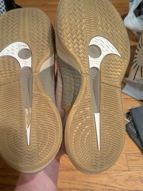 Nike SABRINA 2 STRONGER THAN GOLD BASKETBALL SHOES WOMENS 12 RATTAN GOLD COLOR - Picture 4 of 4